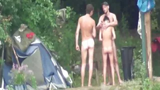 Cam nufilmuotas lauko sušikti graži mergina su nepažįstamuoju