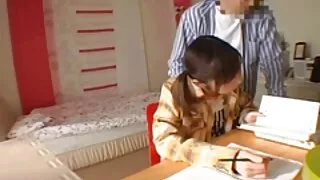Sultingas jauna moteris sėdėjo ant savo vaikino gaidys įdomus