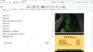 Lieknas jauniklį atsisėdo su katė ant vaikino veido