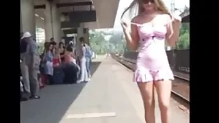 Labai gražus mergina kelia nuogas