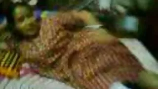 Galintis vyras stumiami busty moteris su Boner