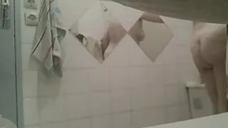Jauna mergina su akiniais, masturbates ir priima jį į savo burną