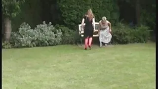 Nuogas Merginos daro sporto karemat
