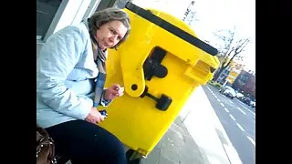 Mergaitė ir berniukas pakliuvom į sodą ant denio kėdės