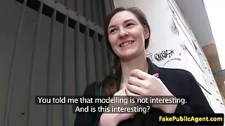 Raumenų mačo su tatuiruote sušikti su prezick busty apskretėlė