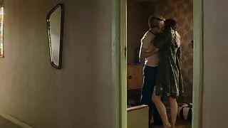 Busty moterų švelniai pučia per Kelnaitės ritininės