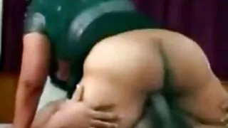 Nuoga Moteris Paplūdimyje, mėgaudamasis jūros vandeniu