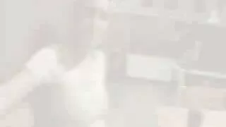 Glostydama nuogo kūno, prieš einant į dušo