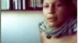 Mergina masturbates jos pūlingas su pompom sekso žaislas