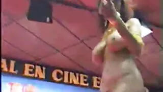 Už nepamirštamą busty cum yra žaidžiamas su kąsnis