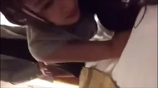 Prieš einant miegoti, aistringas žmogus maitino busty žmonos burną