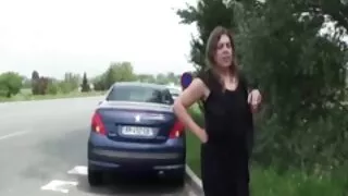 Ant patogios kėdės žmona su juodos spalvos dildo erzina save