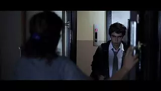 Skanios mergina blizginimo priemonės gaidys su liežuviu ir cheats vyras