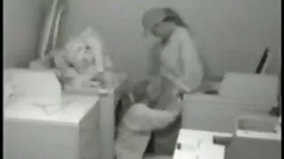 Patvarus vaikinas įdėta mergina iš paskos ir padarė ją dejuoti