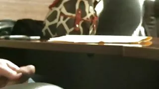Tamsiai trumpaplaukis gf nufilmuotas jos Masturbacija apie kamera