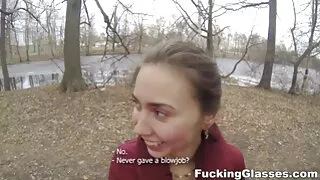 Mergina meilės su savimi švelniai jaudina clit su savo pirštais