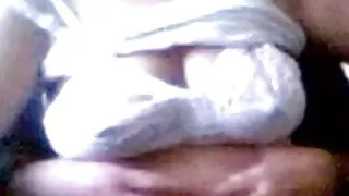 Raguotas hahal cums Mergina ant savo kojų
