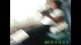 Mergina tampa maloni dėl to, kad glamonėja savo gauruotas pūlingas