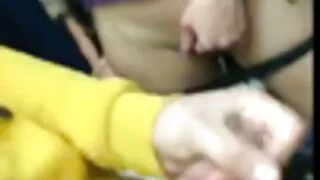 Mergina stovi doggy style su baltos odos ir turi skvarba