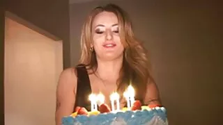 Cute girl ' s pūlingas vilioja savo pirštais