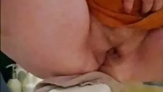 Šypsosi kalė pirštus clit sėdi ant grindų