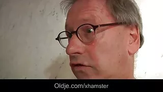 Ponas aktyviai ant grotelių blondinė ant sofos, coochie