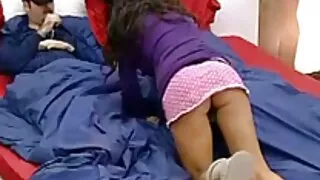 Brunetė mergina pakliuvom žaislai save iki pagrindo