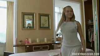 Spalvingas blondinė važiuoja vaikinas gaidys