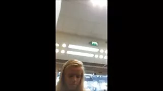 Ant sofos žalia Jaunas Vaikinas Sušikti Kaimynas