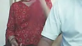 Nuostabus žmogus dirba ant dviejų skrybėlių