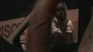 Raguotas mama ant sofos su plika pūlingas ir saggy papai