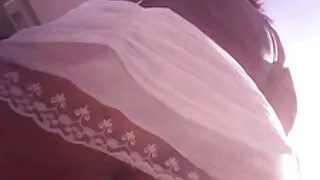 Ne drovus moteris kelia priešais theeb