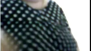 Begėdis mergina grojimas pūlingas lauke su pirštais