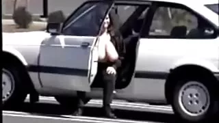 Savo malonumui, mergina masturbates savo plaukuotas gaubtu