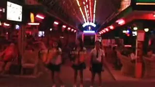 Pusė plika vagystė pleasuring save su savo rankas ant grindų