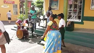 Gulėti ant lovos granny masturbates jos pūlingas su savo rankas