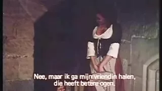 Jauna moteris turi pūlingas ir išangės doggy style ant lovos