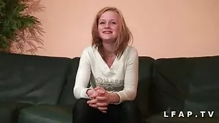 Busty Karšto Brunetka priima jį į savo burną su malonumu